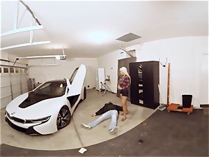 VR PORN-Hot cougar shag The Car Theif